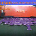 Automatic machine cutting material on conveyer belt